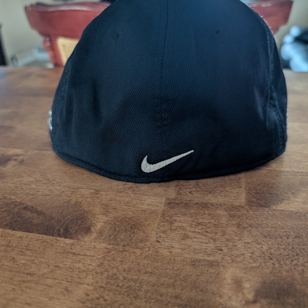 Nike Black Cap with Silver Logo - Picture 4 of 8